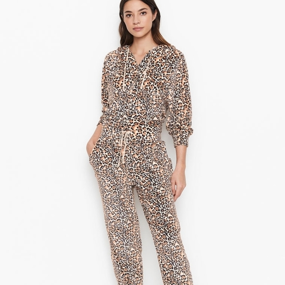 Victoria's Secret Tops - VICTORIA'S SECRET VELOUR LEOPARD JOGGER SET NWOT